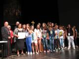 La prof.ssa Rosa Napolitano e gli studenti della Merliano ricevono il premio dalla CEI